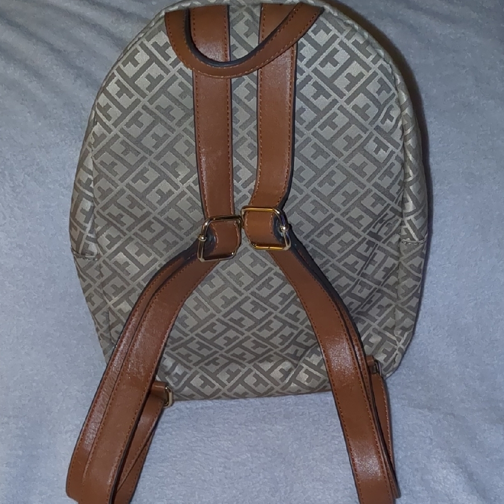 ✨🆕 ✨Tommy Hilfiger Gray and Brown Geometric Backpack - Picture 5 of 8